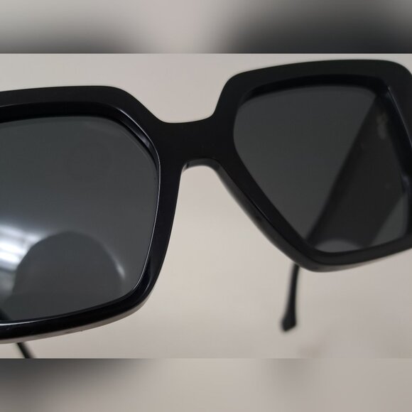 Gucci Women's Sunglasses Black Grey Gold GG Logo Oversized GG0956S 003 54-19-145 - Picture 16 of 16